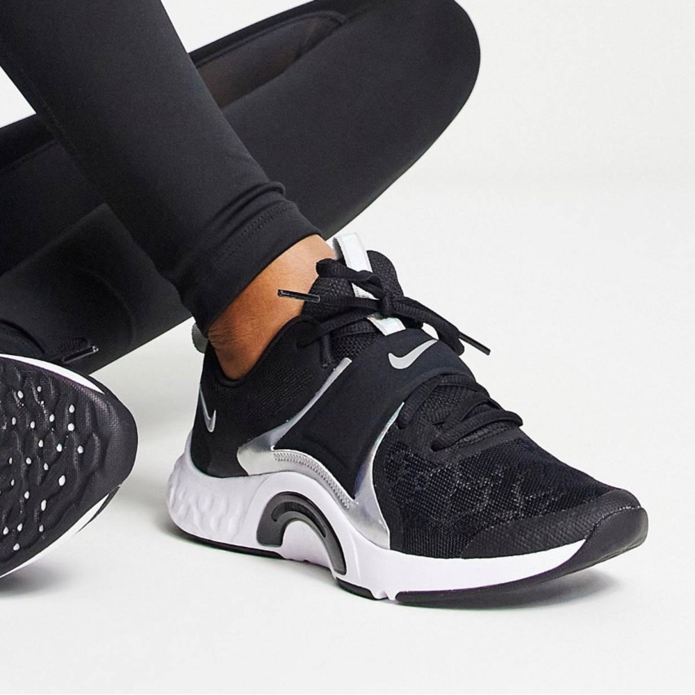 NIKE Sneakers.